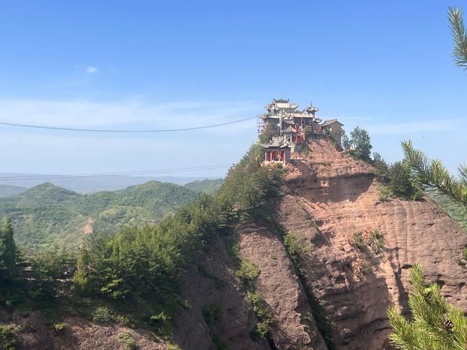 云华山：天空之城的奇幻之旅