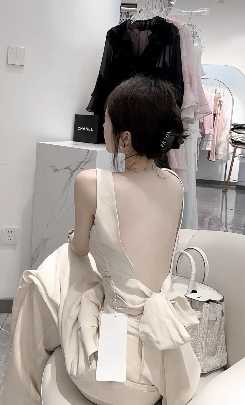 小露背时尚穿搭