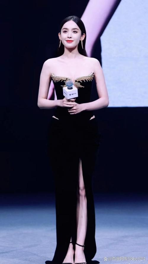 后开叉时尚穿搭：魅力与优雅的完美融合