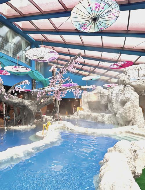 探秘花水湾温泉小镇：人间瑶池与冰雪奇境的完美邂逅