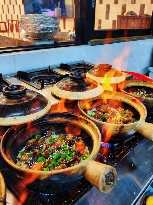 煲仔饭：烟火人间的温暖滋味