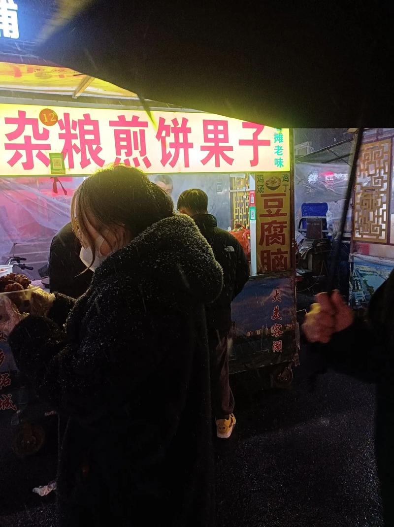 煎饼果子：街头巷尾的烟火食光