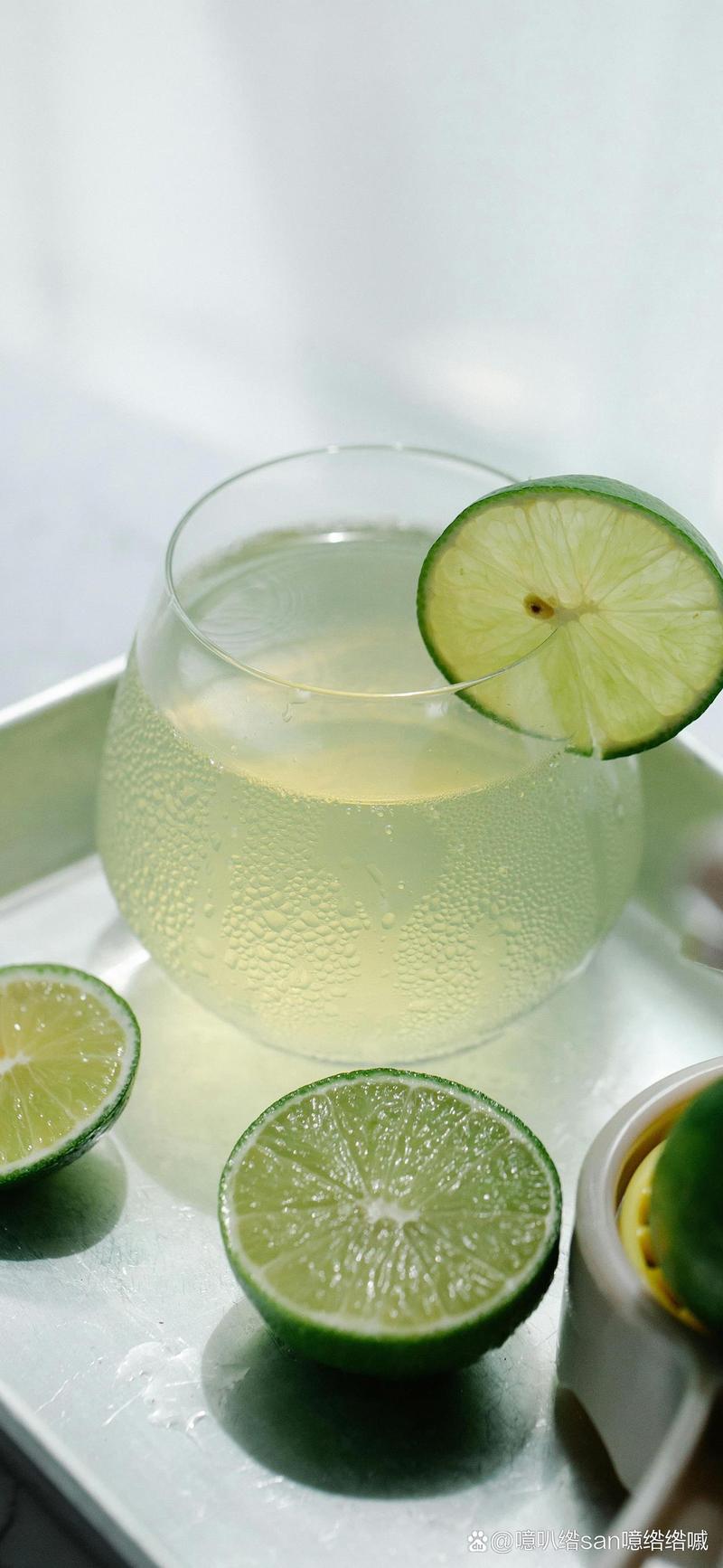 柠檬水：酸涩与清新交织的奇妙饮品