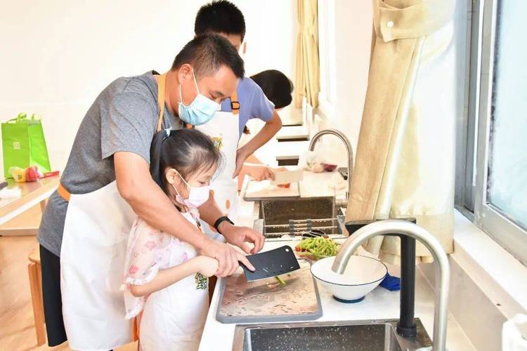 亲子烹饪：厨房里的温馨时光与成长之旅