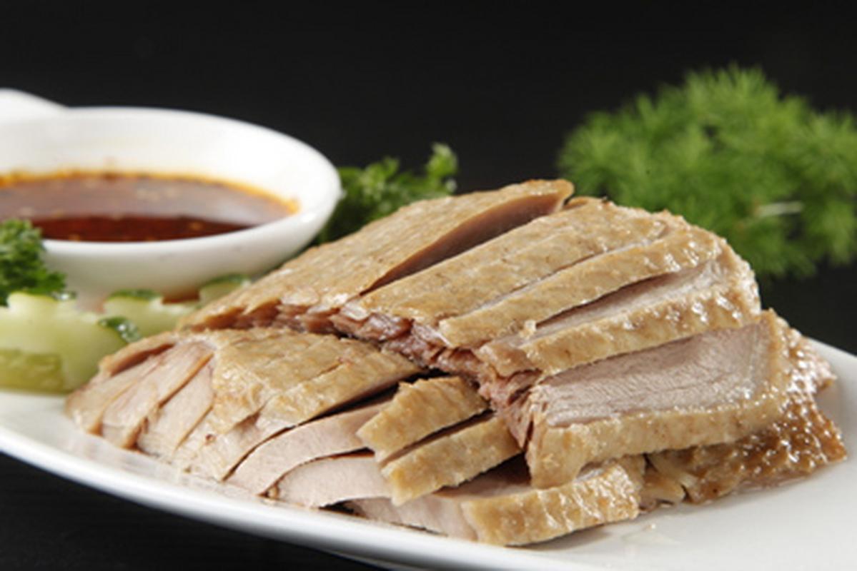 南京盐水鸭：金陵美食的千年风华与传承