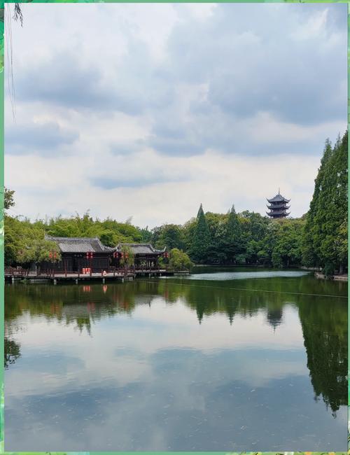 走进棠湖公园：感受自然与文化交织的迷人世界