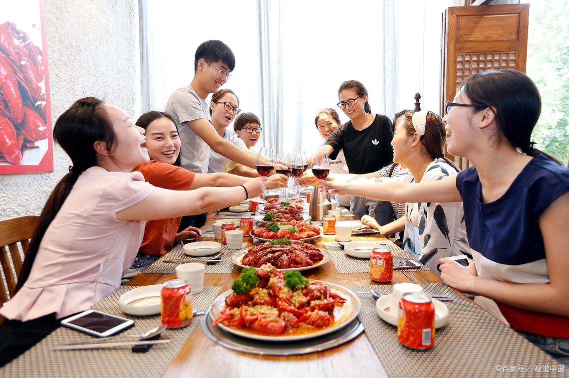 社交聚会：一场欢乐与温情交织的盛宴
