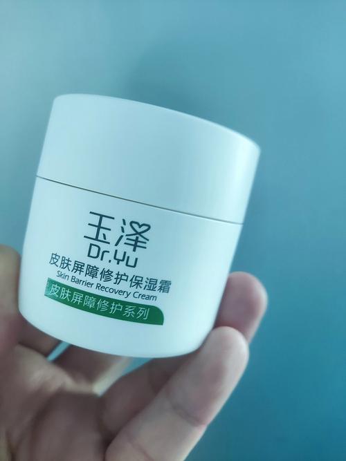 保湿面霜：肌肤的“水分守护者”
