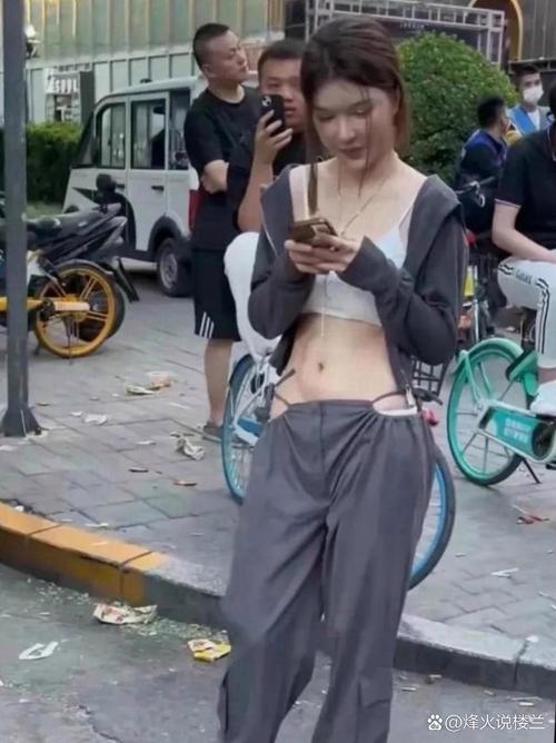 露脐剪裁时尚穿搭：解锁夏日潮流密码