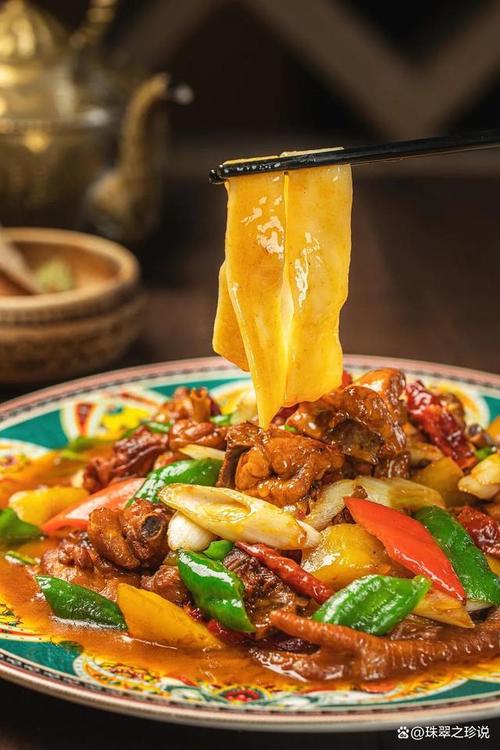 新疆大盘鸡：一道美食的传奇之旅