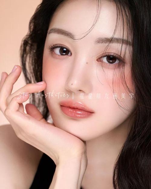 日常清新裸妆教程：自然美感轻松打造