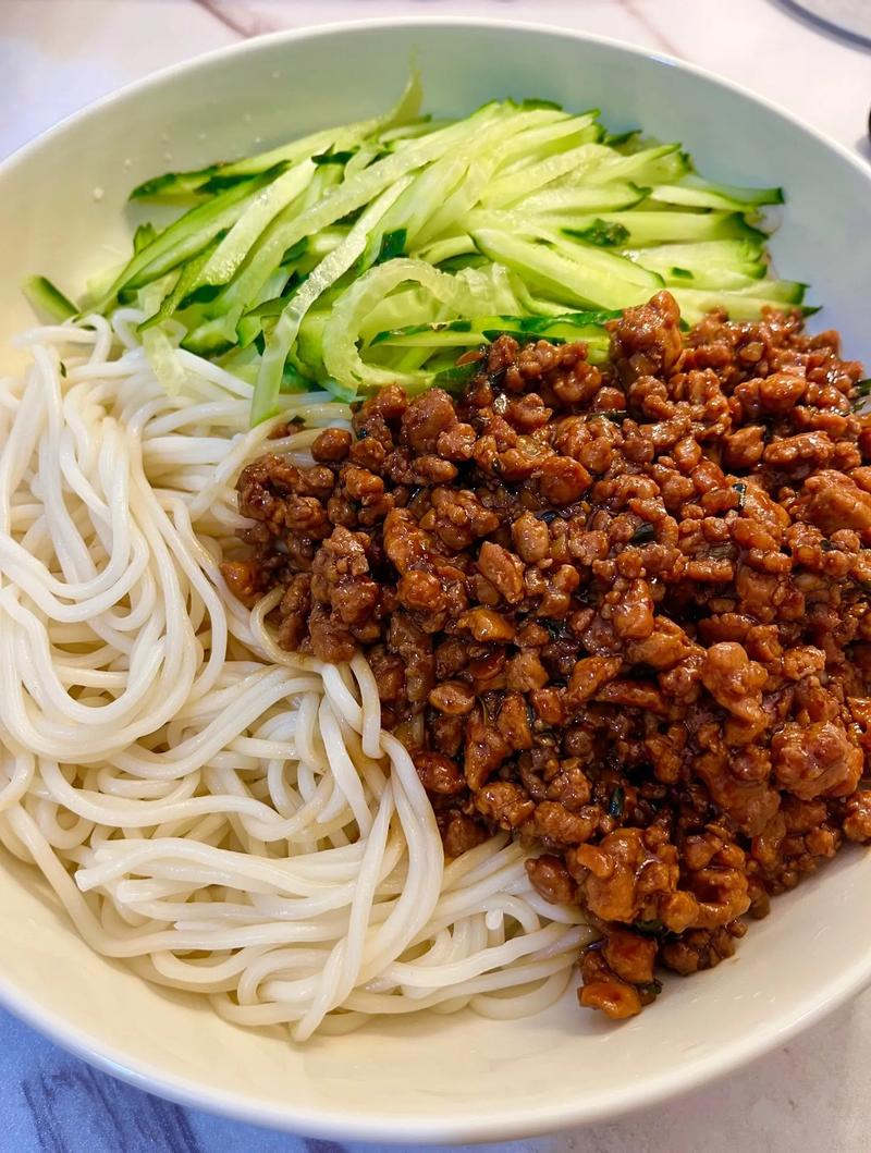 炸酱面：舌尖上的烟火传奇，岁月里的醇厚韵味
