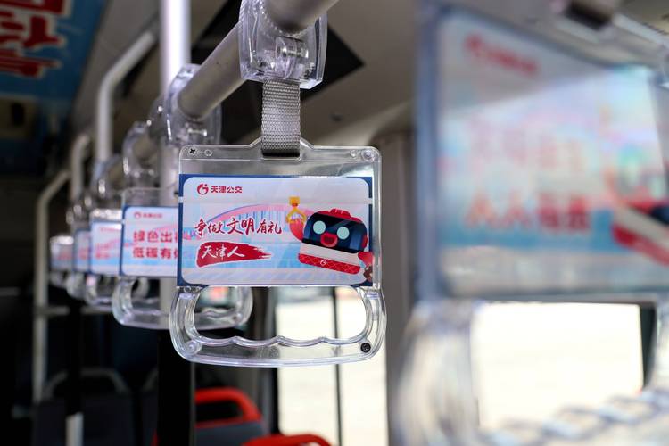 公交车：城市流动的脉搏，承载生活百态