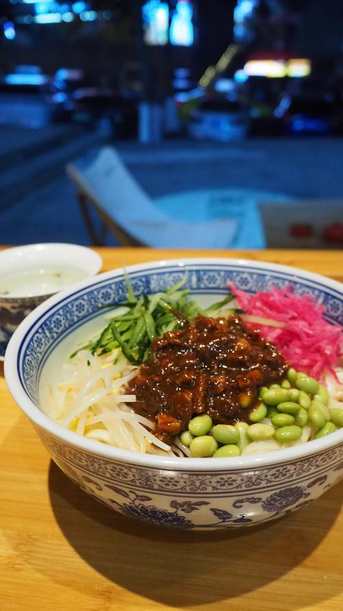 炸酱面：传统与现代交织的美食华章