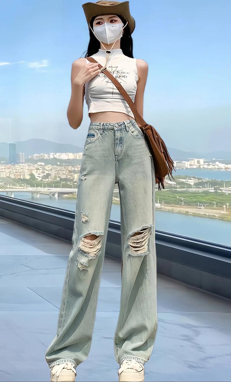 膝盖破洞时尚穿搭：潮流与个性的完美碰撞