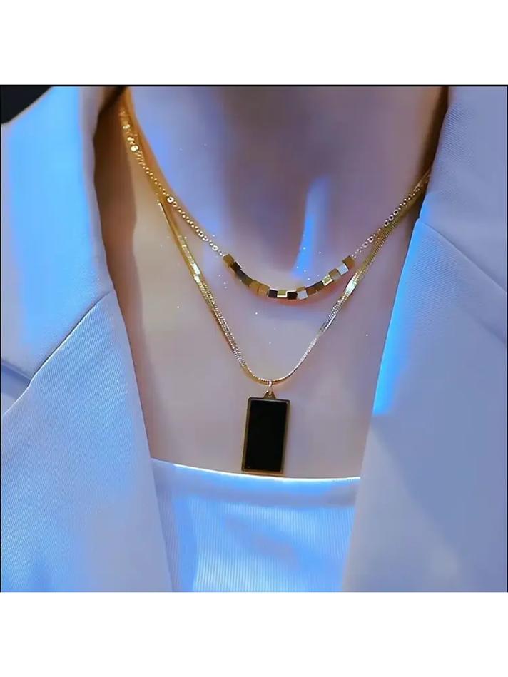 项链搭配：点亮时尚，修饰颈部的美学艺术