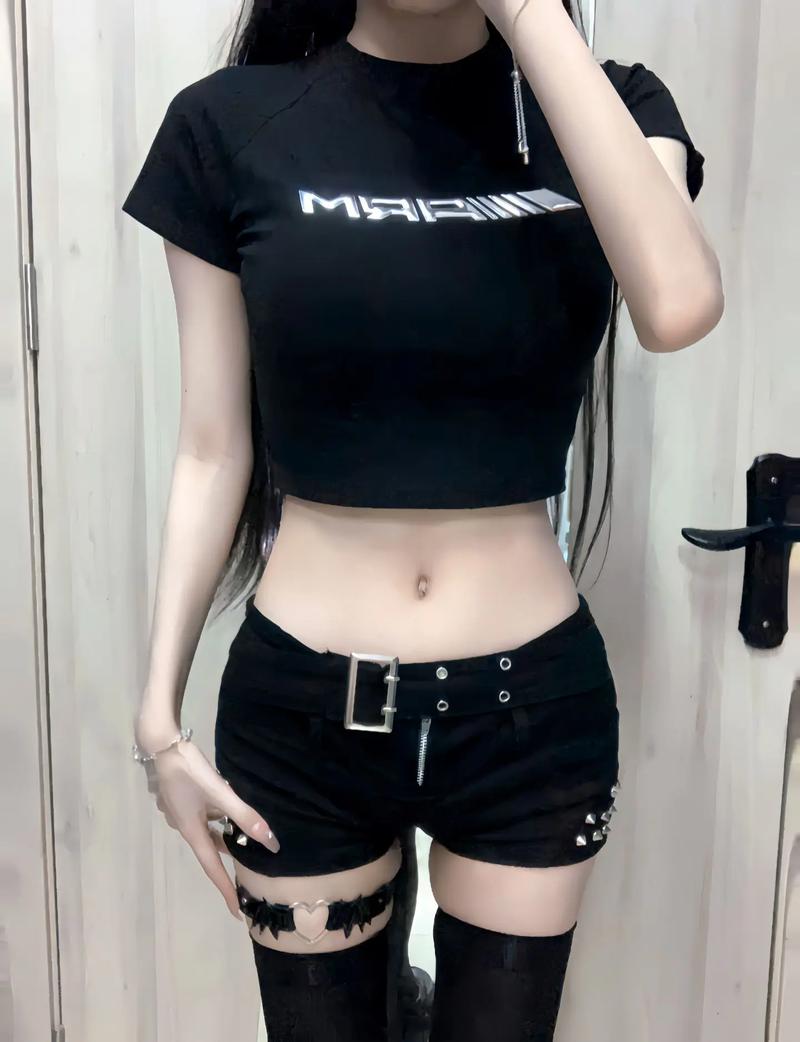 露腰剪裁时尚穿搭：展现魅力与个性的时尚密码