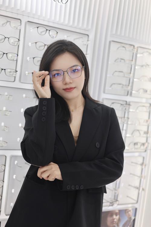 详细阅读:探索近视眼镜的多元时尚:从经典到前沿,总有一款适合你 探索近视眼镜的多元时尚:从经典到前沿,总有一款适合你