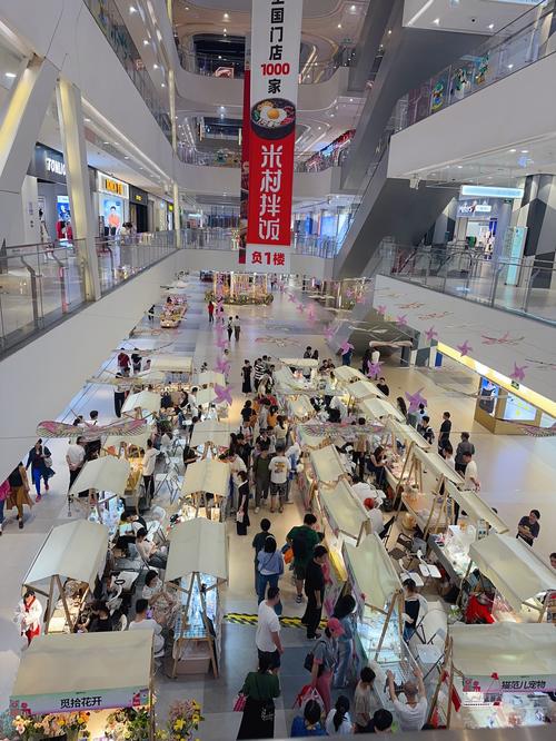商场：繁华都市中的消费与社交殿堂
