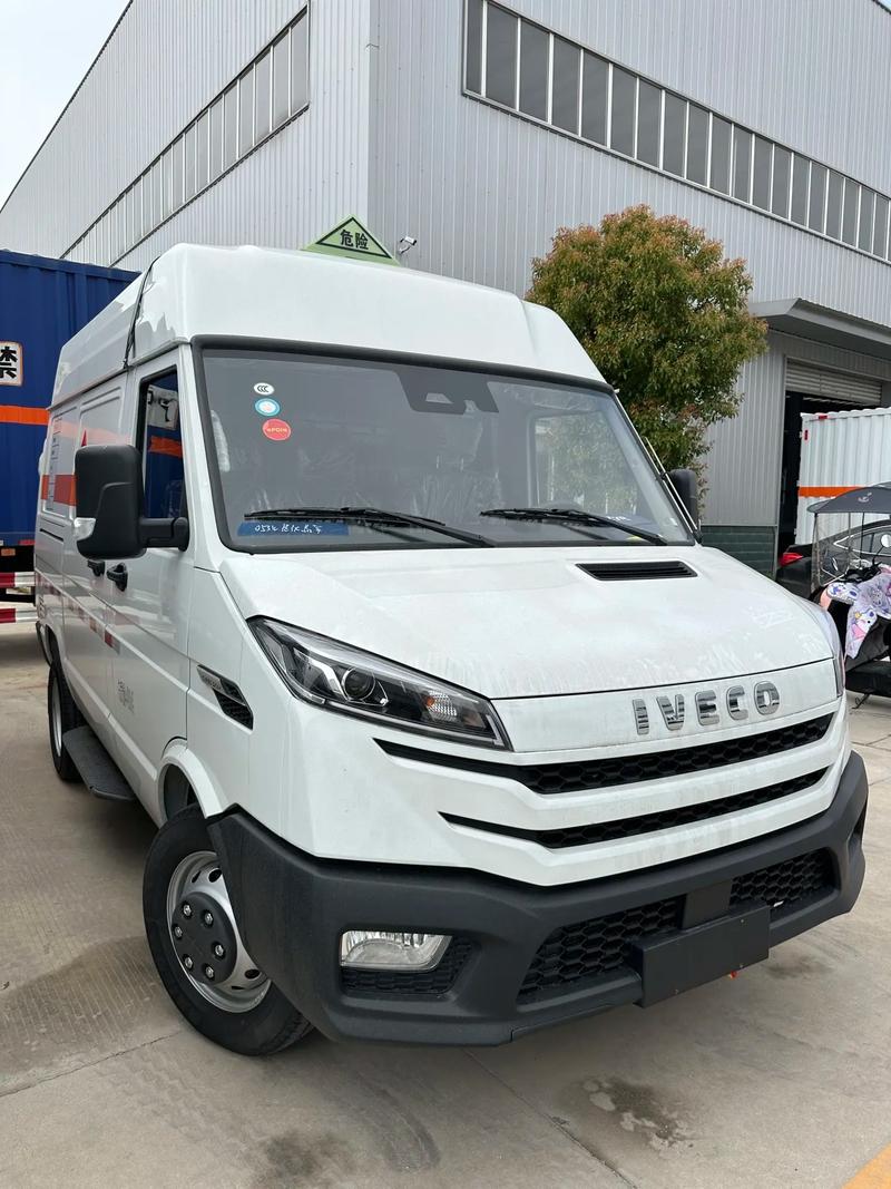 汽车危化品运输车：安全与高效的专业守护者