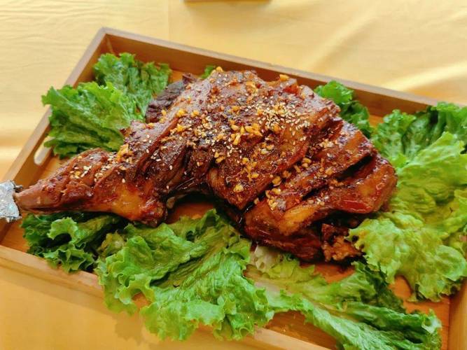 烤羊腿：味蕾上的草原风情盛宴