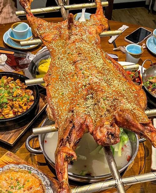 详细阅读:内蒙古烤羊肉:草原美食的传奇之火 内蒙古烤羊肉:草原美食的传奇之火
