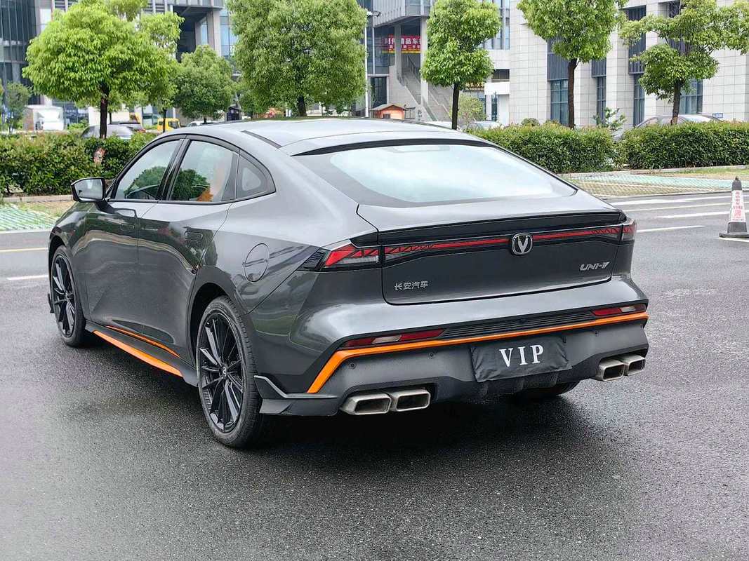 长安UNI-V：运动与科技完美交融的轿跑典范