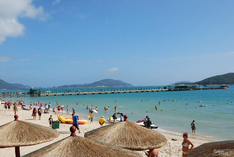 三亚亚龙湾：热带海滨的度假天堂