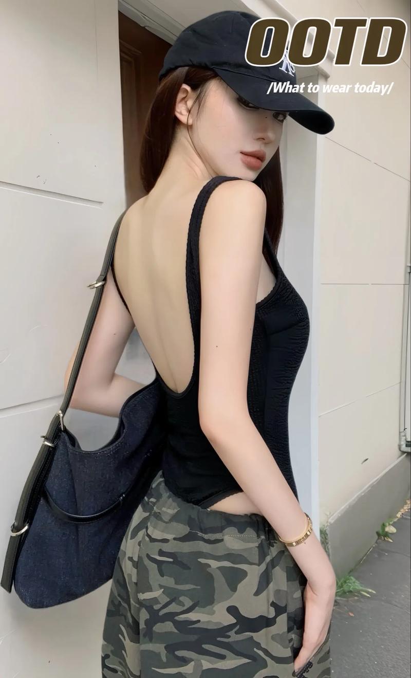 详细阅读:大露背时尚穿搭,演绎极致性感与优雅 大露背时尚穿搭,演绎极致性感与优雅