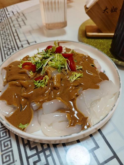 麻酱凉皮：味蕾上的清凉盛宴