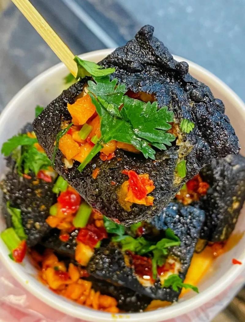 详细阅读:长沙臭豆腐:闻着臭,吃着香的美食传奇 长沙臭豆腐:闻着臭,吃着香的美食传奇