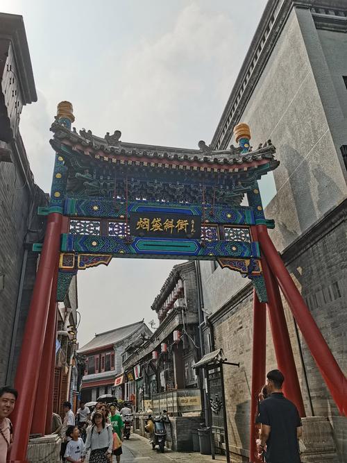 探寻京城古韵：烟袋斜街的历史与新生