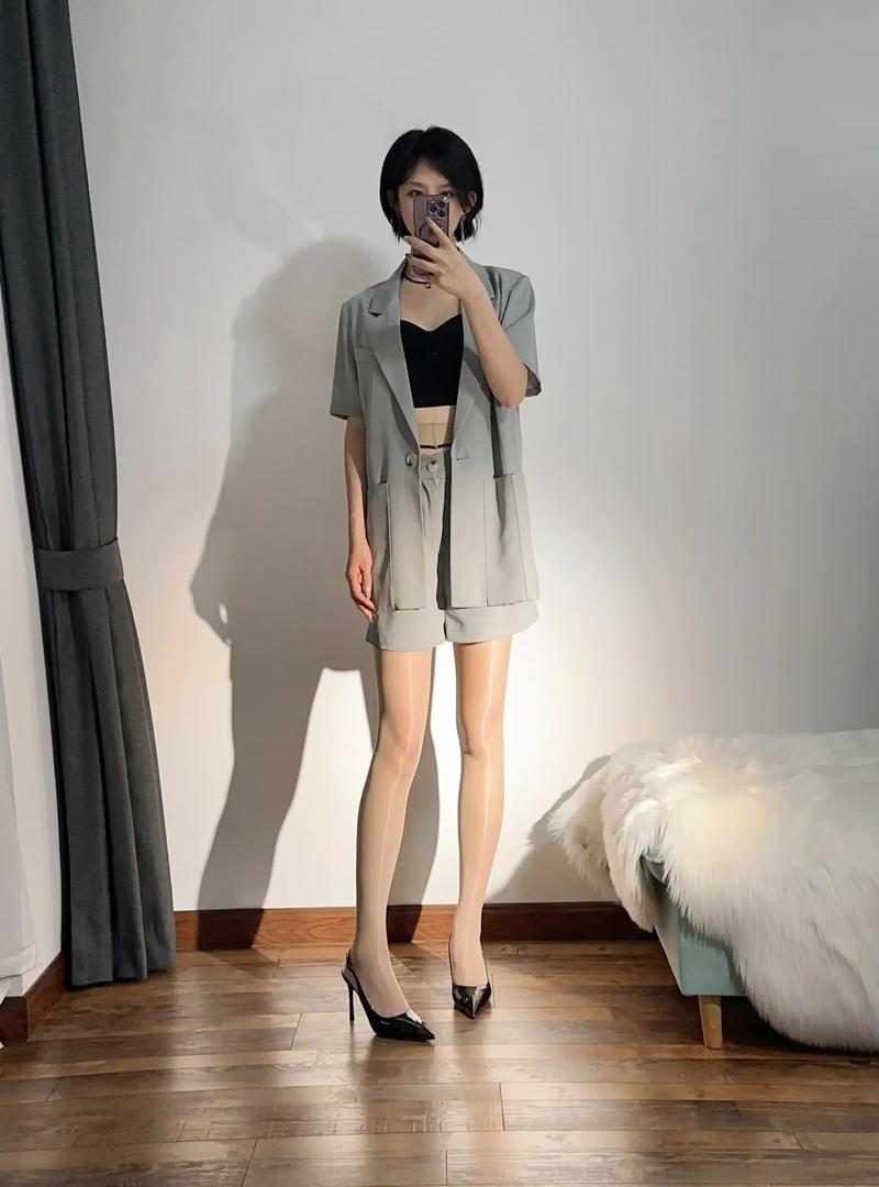 超高腰时尚穿搭：展现独特魅力的穿搭密码