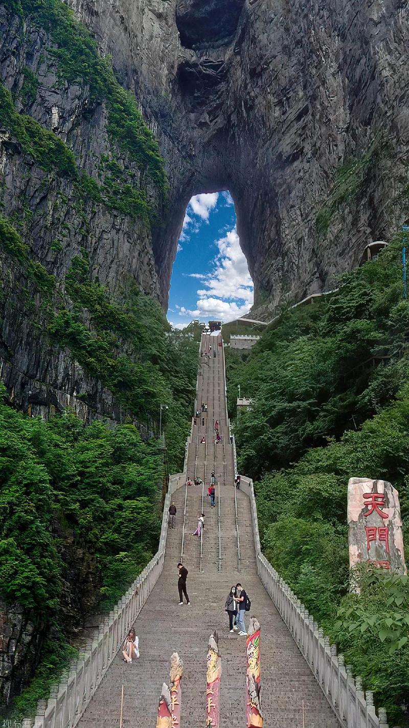探秘天门山：挑战与美景并存的极致之旅