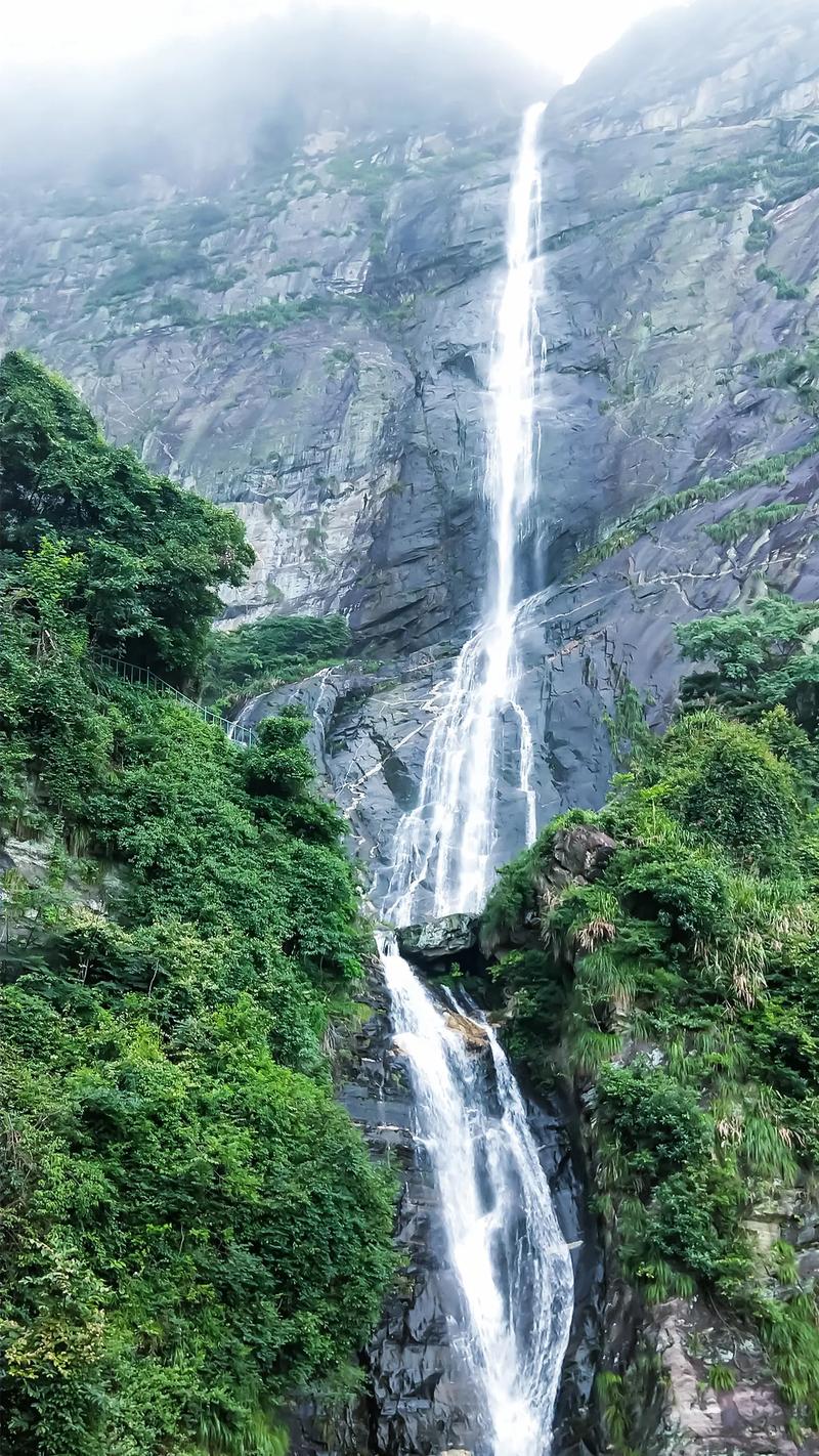 详细阅读:庐山瀑布奇观:自然之美与人文之韵的完美交融 庐山瀑布奇观:自然之美与人文之韵的完美交融