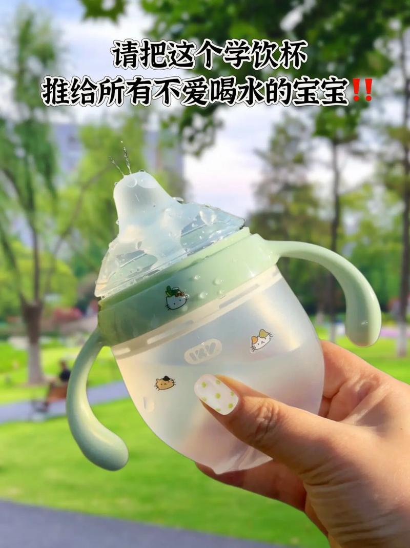 详细阅读:鸭嘴学饮杯,鸭嘴学饮杯适合多大的宝宝使用 鸭嘴学饮杯,鸭嘴学饮杯适合多大的宝宝使用